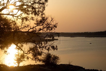 Szenischer Sonnenuntergang mit Blick auf die Wasserspeicherung am Sathanur-Stausee, der den Sathanur-Stausee bildet. Der Sathanur-Staudamm ist einer der größten Staudämme in Tamil Nadu, der über den Thenpennai-Fluss gebaut wurde..