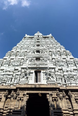 Foto de Hermosa torre en Arulmigu Templo de Arunachaleswarar, Tiruvannamalai que representan el elemento de fuego. - Imagen libre de derechos