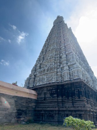 Hermosa torre en Arulmigu Templo de Arunachaleswarar, Tiruvannamalai que representan el elemento de fuego.