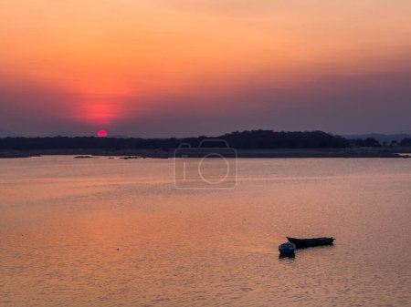 Szenische Aussicht auf den Sonnenuntergang vom Sathanur-Stausee, der den Sathanur-Stausee bildet. Der Sathanur-Staudamm ist einer der größten Staudämme in Tamil Nadu, der über den Thenpennai-Fluss gebaut wurde..