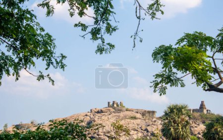 Vista de la antigua estructura en el complejo Gingee Fort en el distrito de Villupuram, Tamil Nadu, India.