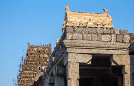 Foto de Torre de Gingee Templo Venkataramana en el complejo Gingee Fort, distrito de Villupuram, Tamil Nadu, India. - Imagen libre de derechos