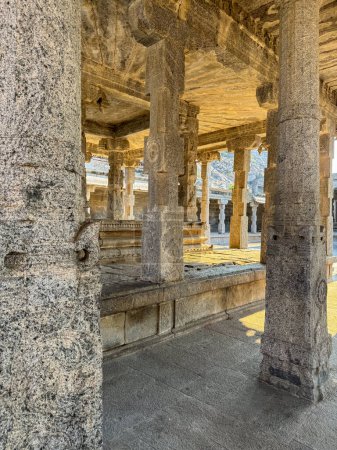 Téléchargez les photos : Temple Gingee Venkataramana dans le complexe Fort Gingee, district de Villupuram, Tamil Nadu, Inde. - en image libre de droit
