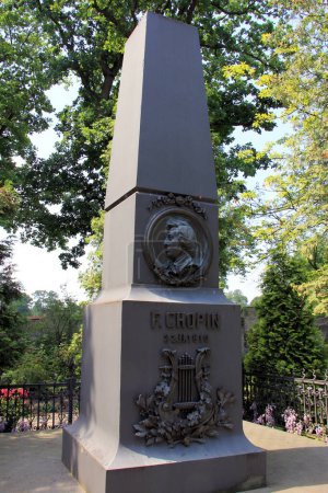 Téléchargez les photos : Monument-obélisque Chopin, dans le parc du lieu de naissance de Frédéric Chopin, compositeur polonais classique, installé en 1894, Zelazowa Wola, Pologne - 6 juillet 2012 - en image libre de droit