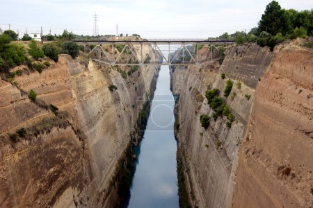 Téléchargez les photos : Canal de Corinthe, achevé en 1893, vue sur l'ancien pont à treillis, Grèce - 4 octobre 2010 - en image libre de droit