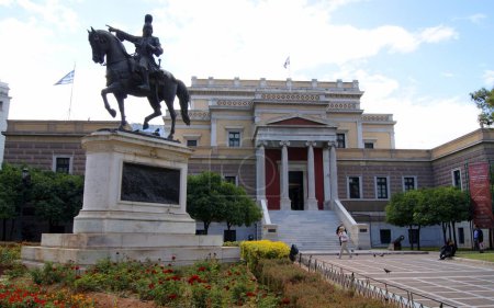 Téléchargez les photos : Statue équestre du général Theodoros Kolokotronis, œuvre de Lazaros Sochos, devant l'Ancien Parlement, qui abrite aujourd'hui le Musée national d'histoire, Athènes, Grèce - 8 octobre 2010 - en image libre de droit