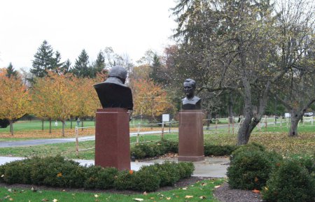 Téléchargez les photos : Bustes en bronze de Winston Churchill et Franklin D. Roosevelt, face à face, sur le terrain de Springwood Estate, la maison de FDR, Hyde Park, NY, États-Unis - 31 octobre 2009 - en image libre de droit
