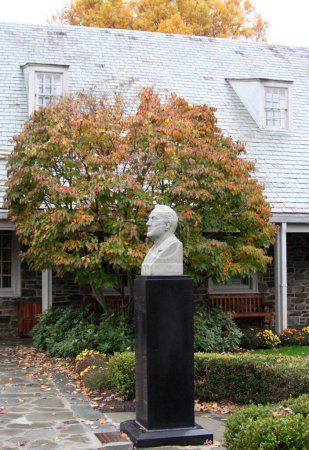Foto de Busto de Franklin D. Roosevelt, en la Biblioteca Presidencial de FDR, en los terrenos de Springwood Estate, la casa de FDR, Hyde Park, NY, EE.UU. - 31 de octubre de 2009 - Imagen libre de derechos