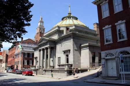 Téléchargez les photos : Immeuble emblématique en dôme Old Stone Bank, achevé vers 1854, situé sur la rue S Main par Memorial Park, Providence, RI, États-Unis - 20 mai 2012 - en image libre de droit