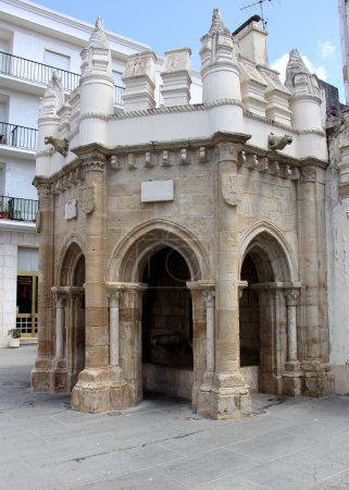 Foto de Chafariz dos Canos, pabellón medieval de la fuente de agua, monumento arquitectónico en el corazón de la ciudad, Torres Vedras, Portugal - 23 de julio de 2021 - Imagen libre de derechos