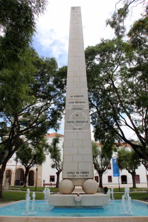 Foto de Conmemoración de la Guerra Peninsular Obelisco, inscripción dedicada a 1810 - 1811 Torres Vedras Defense Lines, Torres Vedras, Portugal - 23 de julio de 2021 - Imagen libre de derechos