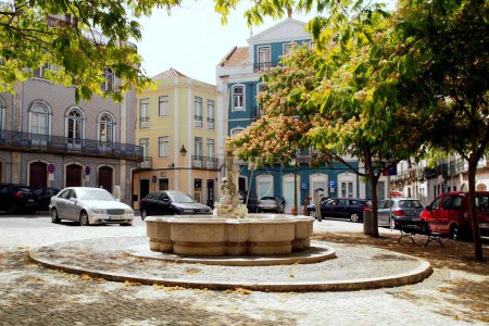 Téléchargez les photos : Ancienne fontaine d'eau sur la place du Vicomte Serra do Pilar, Santarem, Portugal - 11 juillet 2021 - en image libre de droit