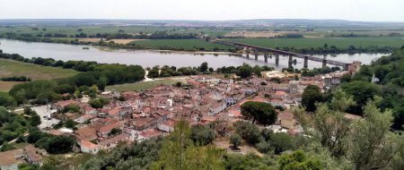 Foto de Bend of Tagus river at Santarem, view from the right bank toward Alentejo, Portugal - 11 July 11, 2021 - Imagen libre de derechos