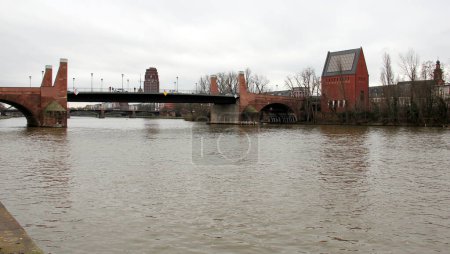 Téléchargez les photos : Le Vieux Pont sur la rivière Main, côté aval, vue par après-midi nuageux de la rive nord de la rivière, Francfort, Allemagne - 22 janvier 2023 - en image libre de droit