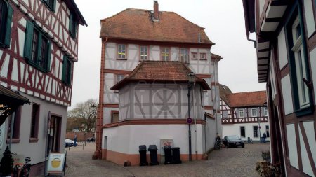 Foto de Casas tradicionales enmarcadas en madera en el corazón del casco antiguo, Seligenstadt, Alemania - 23 de enero de 2023 - Imagen libre de derechos