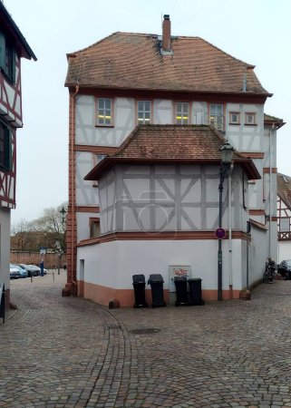 Foto de Casa tradicional enmarcada en madera en el corazón del casco antiguo, Seligenstadt, Alemania - 23 de enero de 2023 - Imagen libre de derechos