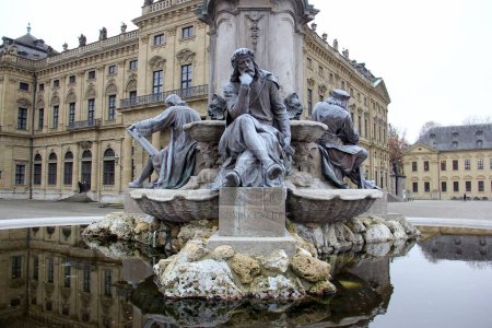 Foto de Esculturas de personajes históricos famosos, en el Frankonianbrunnen, fuente neo-barroca en la Residenzplatz, frente al Palacio Arzobispado, Wurzburg, Alemania - 26 de enero de 2023 - Imagen libre de derechos