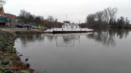 Foto de Transbordador de pasajeros y automóviles a través del río Main, entre las orillas del río Hessian y Bavarian, Seligenstadt, Alemania - 25 de enero de 2023 - Imagen libre de derechos
