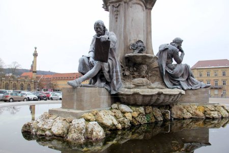 Foto de Esculturas de personajes históricos famosos, en el Frankonianbrunnen, fuente neo-barroca en la Residenzplatz, frente al Palacio Arzobispado, Wurzburg, Alemania - 26 de enero de 2023 - Imagen libre de derechos
