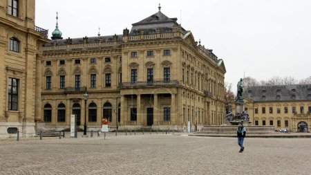 Téléchargez les photos : Residenzplatz, place pavée devant le palais archevêché, vue sombre de l'après-midi, Wurzburg, Allemagne - 26 janvier 2023 - en image libre de droit