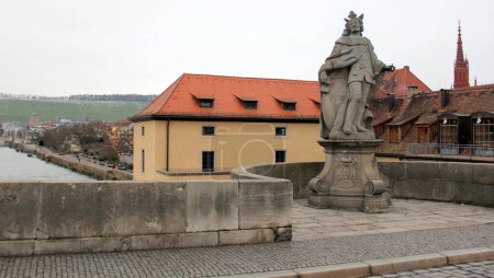 Téléchargez les photos : Statue du roi franc Pepin le Jeune, sur le vieux pont principal, Alte Mainbruecke, vieille ville en arrière-plan, Wurzburg, Allemagne - 26 janvier 2023 - en image libre de droit