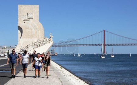 Foto de Terraplén del Tajo en Belem, Monumento a los Descubridores y el Puente 25 de Abril en el fondo, Belem, Lisboa, Portugal - 18 de septiembre de 2021 - Imagen libre de derechos