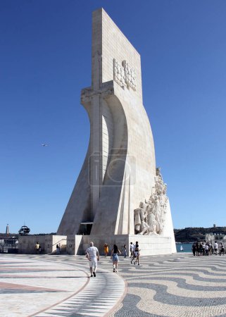 Foto de Monumento a los descubridores, visto desde el lado de la Plaza del Imperio, el río Tajo en el fondo, Belem, Lisboa, Portugal - 18 de septiembre de 2021 - Imagen libre de derechos