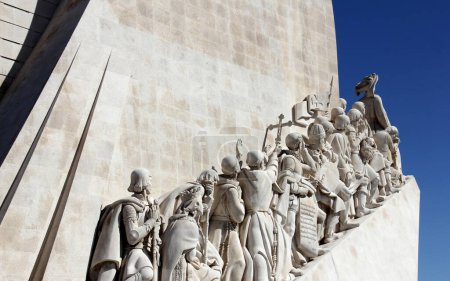 Foto de Monumento a los descubridores, esculturas de figuras históricas y detalles arquitectónicos, Belem, Lisboa, Portugal - 18 de septiembre de 2021 - Imagen libre de derechos