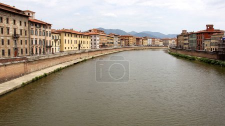 Foto de Río Arno, vista aguas arriba desde el puente Solferino, Pisa, Italia - 1 de agosto de 2015 - Imagen libre de derechos