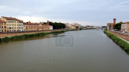 Foto de Río Arno, vista aguas abajo desde el puente Solferino, Pisa, Italia - 1 de agosto de 2015 - Imagen libre de derechos