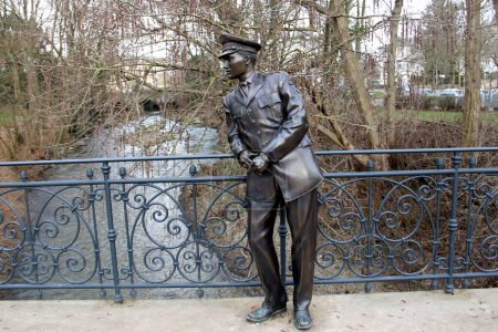 Photo for Life-size bronze statue of Elvis Presley, in the US Army Private uniform, on the pedestrian bridge over the Usa river in the Kurpark, Bad Nauheim, Hesse, Germany - January 29, 2023 - Royalty Free Image