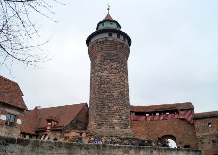 Foto de Sinwell Tower, Sinwellturm, histórica torre redonda, parte prominente del Kaiserburg, Castillo Imperial, Nuremberg, Alemania - 30 de diciembre de 2015 - Imagen libre de derechos