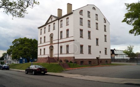 Foto de Casa Propietaria, ubicada en 149 Kearny Ave, la única mansión del gobernador propietario de las Trece Colonias originales todavía en pie, construida en estilo georgiano en 1762-1764, Perth Amboy, NJ, EE.UU. - 5 de mayo de 2023 - Imagen libre de derechos