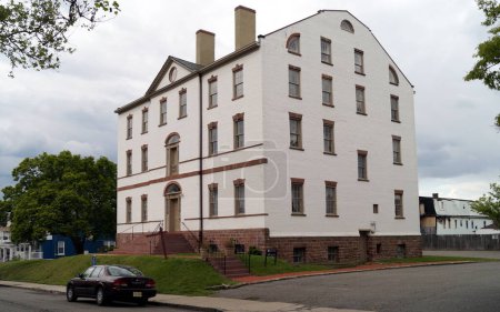 Foto de Casa Propietaria, ubicada en 149 Kearny Ave, la única mansión del gobernador propietario de las Trece Colonias originales todavía en pie, construida en estilo georgiano en 1762-1764, Perth Amboy, NJ, EE.UU. - 5 de mayo de 2023 - Imagen libre de derechos