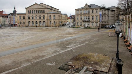 Téléchargez les photos : Schlossplatz, côté nord avec le Landestheater et le Palais Édimbourg, vue sur l'après-midi d'hiver sans neige depuis la terrasse de l'Arkaden, Cobourg, Allemagne - 31 janvier 2023 - en image libre de droit