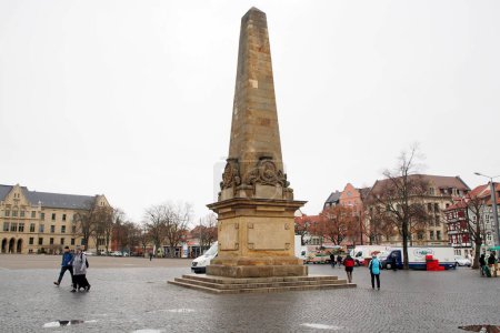 Téléchargez les photos : Obélisque d'Erthal, monument historique sur la Domplatz, installé en 1777, dédié au prince-évêque Friedrich K. J. von Erthal, Erfurt, Allemagne - Février 2023 - en image libre de droit