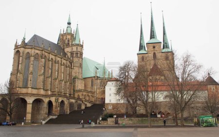 Téléchargez les photos : Cathedral Hill, le Domberg, avec la cathédrale et l'église Saint-Sévère, Severikirche, vue sur l'après-midi d'hiver sans neige sombre, Erfurt, Allemagne - Février 2023 - en image libre de droit