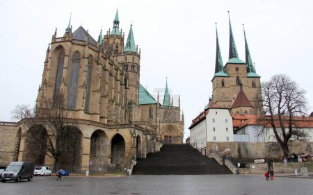 Téléchargez les photos : Cathedral Hill, le Domberg, avec la cathédrale et l'église Saint-Sévère, Severikirche, vue sur l'après-midi d'hiver sans neige sombre, Erfurt, Allemagne - Février 2023 - en image libre de droit
