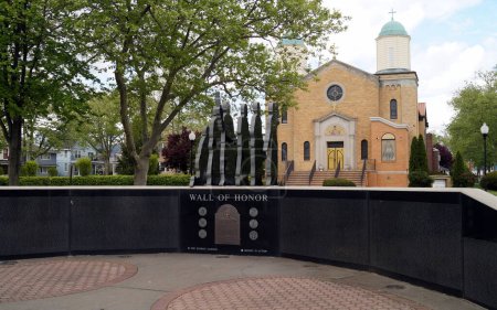 Foto de Iglesia ortodoxa griega de San Demetrio, Monumento a la Guerra de los Veteranos en primer plano, Sadowski Pkwy, Perth Amboy, NJ, Estados Unidos - 5 de mayo de 2023 - Imagen libre de derechos