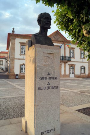 Foto de Monumento a Abilio Campos Monteiro, escritor, periodista y político portugués, originario de la ciudad, busto de bronce frente al ayuntamiento, Torre de Moncorvo, Portugal - 23 de mayo de 2023 - Imagen libre de derechos