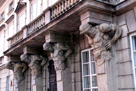 Téléchargez les photos : Statues Atlas, éléments décoratifs de soutien du balcon sur l'entrée du palais Tyszkiewicz, bâtiment de l'Université de Varsovie à Krakowskie Przedmiescie 32, Varsovie, Pologne - 4 juillet 2012 - en image libre de droit