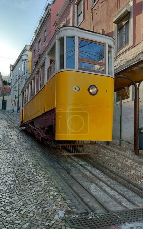 Die Straßenbahn an der unteren Station der Gloria-Standseilbahn, Ascensor da Gloria, Lissabon, Portugal - 1. Februar 2024