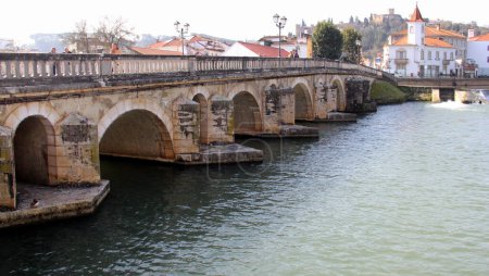 Téléchargez les photos : Le Vieux Pont, Ponte Velha, le grand pont de pierre au Portugal, à travers la rivière Nabanus, dans la vieille ville, Tomar, Portugal - 6 février 2024 - en image libre de droit