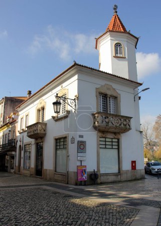 Téléchargez les photos : Casa Vieira Guimaraes, élégant bâtiment du début du XXe siècle dans un style traditionnel au coin de la rue près du vieux pont, Tomar, Portugal - 6 février 2024 - en image libre de droit