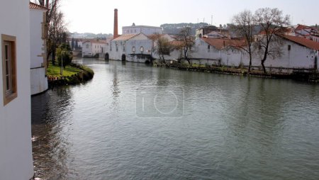 Nabanus River, südlich der Alten Brücke, Ponte Velha, Blick auf das ehemalige Industriegebiet am rechten Ufer des Flusses, Tomar, Portugal - 6. Februar 2024
