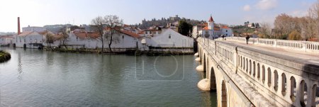 Téléchargez les photos : Rivière Nabanus, au sud du Vieux Pont, Ponte Velha, vue de l'ancien quartier industriel sur la rive droite de la rivière, vue panoramique, Tomar, Portugal - 6 février 2024 - en image libre de droit