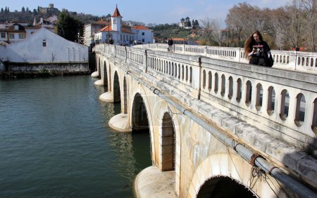 Téléchargez les photos : Le Vieux Pont, Ponte Velha, le grand pont de pierre au Portugal, à travers la rivière Nabanus, dans la vieille ville, Tomar, Portugal - 6 février 2024 - en image libre de droit