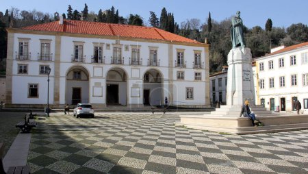Foto de Plaza de la República, con el edificio del Ayuntamiento y Monumento a Gualdim Pais, fundador de la ciudad, Tomar, Portugal - 6 de febrero de 2024 - Imagen libre de derechos