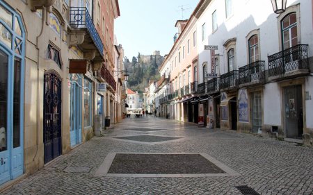 Téléchargez les photos : Serpa Pinto Street, principale artère piétonne de la vieille ville, Tomar, Portugal - 6 février 2024 - en image libre de droit