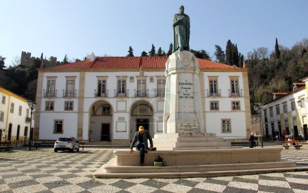 Foto de Monumento a Gualdim Pais, fundador de la ciudad, en la Plaza de la República, Edificio del Ayuntamiento de fondo, Tomar, Portugal - 6 de febrero de 2024 - Imagen libre de derechos